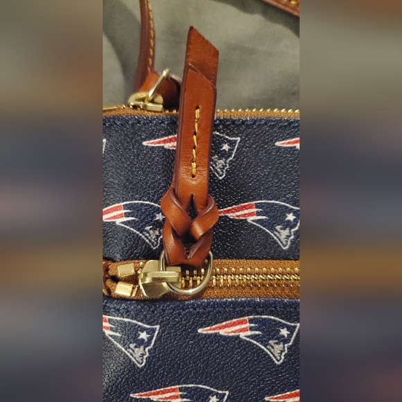 Dooney & Bourke Navy Crossbody Bag with Patriots Logo - Picture 4 of 9